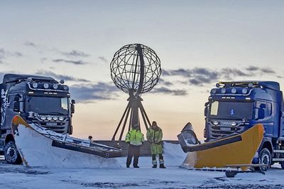 Mange er interessert i Norges nordligste brøytekontrakt. Bildet viser to av sjåførene og bilene som brøyter for Veidekke foran den kjente Nordkappgloben.