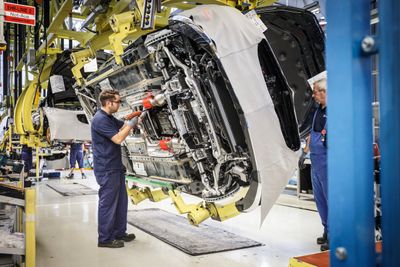 Mercedes-Benz-produsenten erstatter roboter med mennesker i sin fabrikk i Sindelfingen i Tyskland. Årsaken er at maskinene ikke er fleksible nok til å takle alle spesialtilpasninger og valgmuligheter på bilene. .