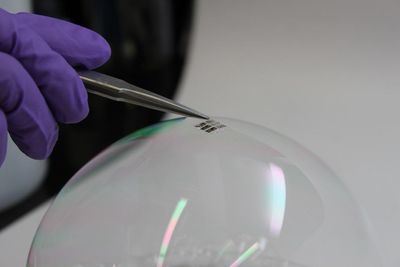 En ny solcelle utviklet av forskere ved Massachusetts Institute of Technology (MIT) er så liten og lett at den holdes oppe av en såpeboble.
