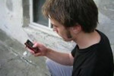 Med penger i mobilen kan brukeren betale for varer og tjenester ved å sende en sms.
