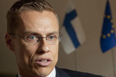 Den finske utenriksminister Alexander Stubb maner frem den finske sisu etter at Nokias mobiltelefoner, selve symbolet på den moderne finske stat, ble solgt til Microsoft.