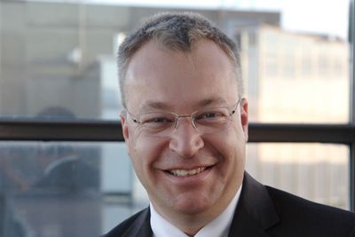 Stephen Elop fikk i alle fall en dag med kraftig oppgang i Nokia-aksjen. Mandag solgte han Nokias mobilvirksomhet til Microsoft. Det fikk børsen i Helsinki til å juble. 