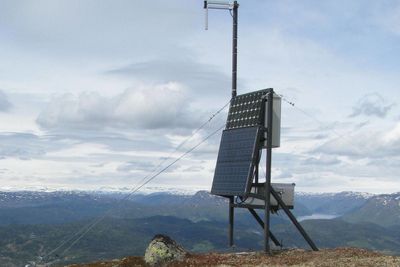 HOLDER UT: Basestasjonene til vhf-radioene har langt bedre reservestrøm enn de kommersielle mobilbasestasjonene.