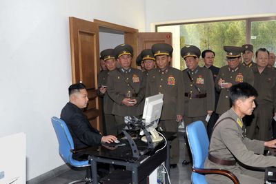 Nord-Korea håndplukker unge og talentfulle hackere til en elitegruppe med kybersoldater, sier avhoppere.