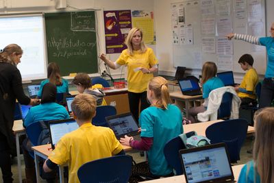 Foreldre og ildsjeler landet rundt bidro til kodetimen, for å gi barna en innføring i programmering. Her fra klasse 7b på Ullevål skole hvor Microsoft stilte sterkt.