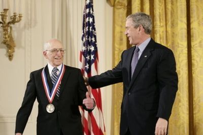 Ralph Baer mottar en utmerkelse av George W. Bush i 2006.