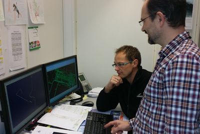 JOBBER VIRTUELT: Nå kan senioringeniør Tom Erik Seeberg (sittende) jobbe mot de tunge databasene hvor de ønsker uten tidstap. Takket  være innsatsen til PDMS administrator i Odfjell Drilling, Tormod Heldal og hans hjelpere