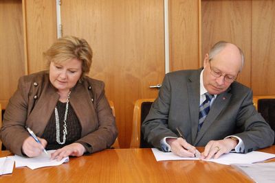 Erna Solberg og Martin Kolberg underskrev avtalen mellom Høyre og Arbeiderpartiet om Datalagringsdirektivet 4. april 2011. Det var denne avtalen som gjorde det mulig å banke direktivet gjennom Stortinget.