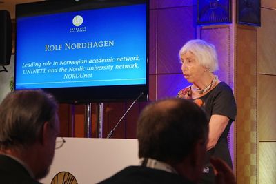 Anne-Lise Nordhagen holdt takketale etter å ha mottatt utmerkelsen på vegne av sin avdøde ektefelle Rolf Nordhagen.