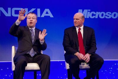 Stephen Elop og Steve Bellmar på felles analytikerorientering 2. februar 2011, da det ble klart at Elop ville tvinge Nokia til å satse alle kort på Windows.