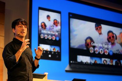 Joe Belfiore viser universielle applikasjoner på Windows 10.