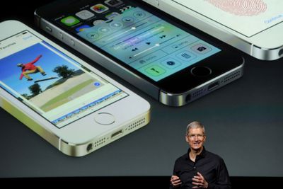 Tim Cook fra presentasjonen av iPhone 5S i fjor høst. Neste uke avduker han det selskapet har hevdet blir deres viktigste produktlansering på over 20 år.