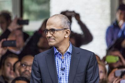 REISER TIL KINA; Microsofts nye toppsjef Satya Nadella under en prat med egne ansatte i Redmond tidligere i år. I Kina tårner problemene opp for selskapet.