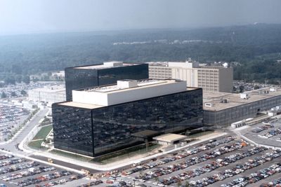 NSA skal ha stått bak avlytting av 35 internasjonale topp-politikere. Det hevder den britiske avisen The Guardian i en ny avsløring som skaper storpolitiske bølger.