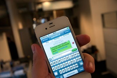 Verdens mobilopertatører taper stort på at kundene bruker meldingstjenester fremfor SMS. 