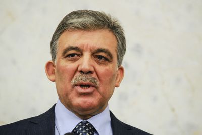 Tyrkias president Abdullah Gül har undertegnet loven som skjerper nettsensur og nettovervåkning.