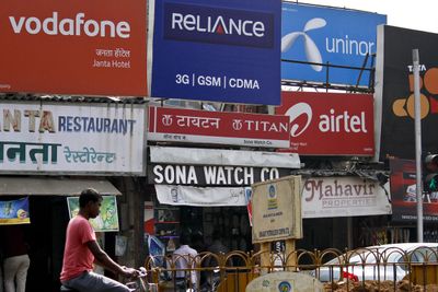 Telenor, som er representert med mobilselskapet Uninor i India, sikrer seg flere mobillisenser i det kraftig voksende markedet. 