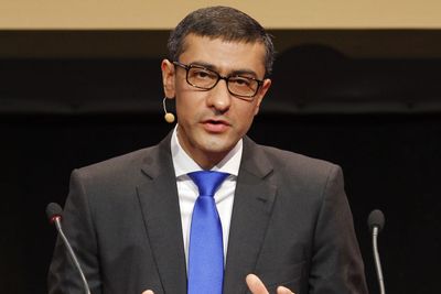 Toppsjef i Nokia Siemens,Rajeev Suri, får nå bare en eier etter at Nokia kjøper ut sin tyske partner. Selskapet han leder har kuttet knallhardt i kostnadene det siste året og tjener nå penger. 