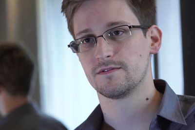 Edward Snowden forteller selv at han tok stillingen ved Booz Allen Hamilton nettopp for å få mulighet til å samle bevis om NSAs virksomhet.