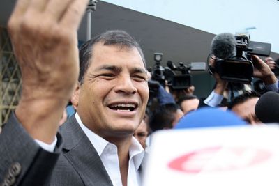 Ecuadors president, Rafael Correa (bildet), vil ta imot NSA-varsler Edward Snowden. Han traff i går diplomater for det latin-amerikanske landet i Moskva.