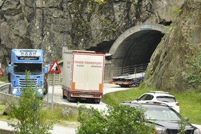 Riksveg 7 gjennom Eidfjord er en av strekningene som inngår i området Hardanger. Bildet viser vestre portal til Måbøtunnelen. Alt tyder på at Mesta beholder ansvaret for denne vegen.