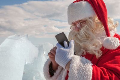 UTEN UNNTAK: Mobilen henger med oss gjennom julehøytiden - uten unntak, skal vi tro en ny undersøkelse av våre digitale vaner. 