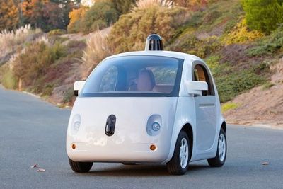UTEN GASS OG BREMS: Googles prototyp på selvkjørende bil ruller nå ut på veiene.