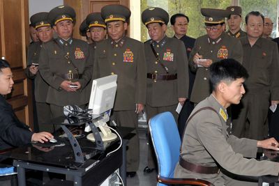 Nord-Koreas avdeling Byrå 121 skal bestå av nøye utvalgte kybermilitære. Bildet viser diktator Kim Jong-un bruke pc under et besøk ved landets millitære luftkommando.