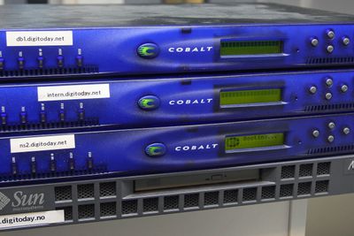 STØVETE: Alle Cobalt-maskinene starter fortsatt, men ikke uten så rent lite leven fra slitte vifter og disker. Bare den som fungerte som DNS-server laster faktisk inn operativsystemet. Sun-serveren er heller ikke helt død.