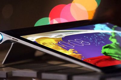 Innovative produkter, som denne Lenovo Yoga Tablet 2 Pro med innebygd projektor, er blant det som bidrar til at Lenovo vokser kraftig i både pc- og nettbrettmarkedene. Nå satser selskapet på det skal kunne gjenta denne suksessen innen både servere og smartmobiler.