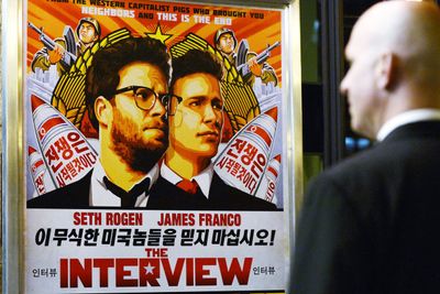 En sikkerhetsvakt står ved inngangen til en kino i Los Angeles i USA under premieren til filmen «The Interview» den 11. desember. 