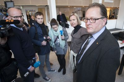 Assisterende direktør Elisabeth Aarsæther i Post- og teletilsynet og avdelingsdirektør Einar Lunde snakker til pressen etter krisemøte om mobilovervåking i samferdselsdepartementet tirsdag.