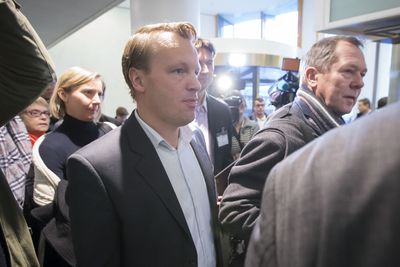 Teknisk direktør i Netcom Jon Christian Hillestad (tv), teknologidirektør Geir Løvnes i Network Norway (bak th), assisterende direktør Elisabeth Sørbøe Aarsæther (bak tv) i Post- og teletilsynet og sikkerhetssjef i Telia Sonera Dag Anders Bodal (th) ankommer samferdselsdepartementet tirsdag i forbindelse med et krisemøte om mobilovervåking.