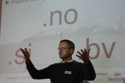 TRYGG DATAHAVN: Operas teknologidirektør Håkon Wium Lie tar til orde for en kreativ bruk av .bv og .sj. Her fra gårsdagens åpne høring i Teknologirådet. - Mange av dere har vært med på å pushe internett i Norge, og vi har lykkes langt mer enn noen kunne drømme om. Men da har vi også et ansvar for å prøve å gjøre det bedre når vi ser at det ikke fungerer like bra på alle områder. Dette er opportunistisk forslag, sier han. 