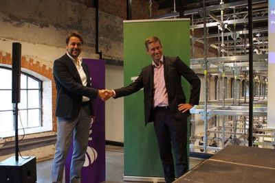 Konkurransetilsynet har ikke bestemt seg for om de vil gripe inn mot telefusjonen. Bildet er fra pressekonferansen i sommer da (fra v.) Tele2-sjef Arild Hustad og Netcom-topp August Baumann presenterte planene.