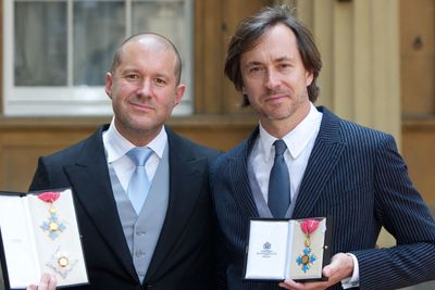 DESIGNGURUER: Fra v. Sir Jonathan Ive er Apples direktør for design av både maskin- og programvare. Bildet er fra 2012 da Ive ble adlet. Hans venn og bransjekollega (til h.) Marc Newson tok samtidig imot æresordenen CBE (Commander of the Order of the British Empire). Nå skal de jobbe sammen.