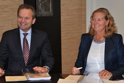 Anders Hauglie-Hanssen fra Eltel Sønnico signerer ny avtale med Telenor Norges Berit Svendsen.
