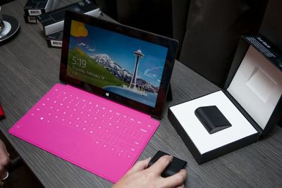 Microsoft og nettbrettet Surface får nå kritikk i Kina for garantitiden kinesiske forbrukere tilbys. Nylig var det Apple som fikk unngjelde i landets mektige statskontrollerte medier.