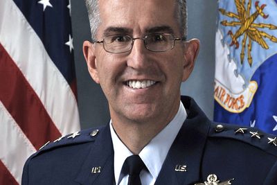 RUSTER OPP: Generalløytnant John Hyten i US Air Force Space Command, med ansvar for amerikanske satellitt- og kyberoperasjoner.