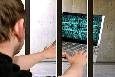 Et tyvetalls personer er arrestert i Ukraina, mistenkt for omfattende hacking og svindel av nettbankkunder for flere hundre millioner dollar.