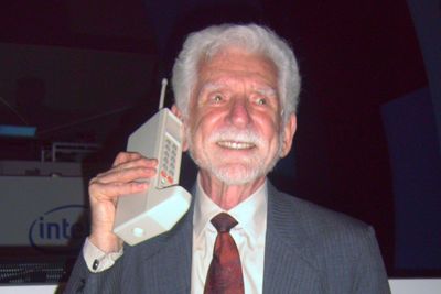 Martin Cooper var divisjonssjef i Motorola da han den 3. april 1973 utførte den første mobilsamtalen fra et håndholdt apparat. Her avbildet under en konferanse i 2007 med den 50 år gamle prototypen til Motorola DynaTAC.