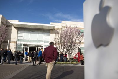 Etter det kildene til den anerkjente avisen Wall Street Journal erfarer skal Apple starte produksjon av en ny iPhone i inneværende kvartal. Lansering kan skje i sommer. 