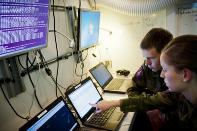 Norske kybermilitærstudenter på øvelse. Av bildet ser vi at de benytter både Windows og Linux-distribusjonen Ubuntu i sitt arbeid.
