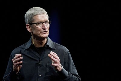 KNEFALL FOR KINA: Kina er et så viktig land for Apple at toppsjef Tim Cook utvider produktgarantien og gjør den bedre enn i hjemlandet USA.