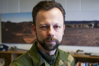 Kyberteknikker er våpen. Et skjold er ikke tilstrekkelig, mener oberstløytnant Roger Johnsen, sjef for Forsvarets ingeniørhøgskole. Sverdet han sikter til er ikke sitt eget offiservåpen som vi skimter i bakgrunnen.