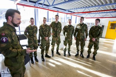 KYBERKRIGERE: Oberstløytnant Roger Johnsen lar oss få møte seks avgangselever fra Forsvarets ingeniørhøgskole. Fra v. Sissel, Erlend, Torgeir, Simen, Peder og Simen.