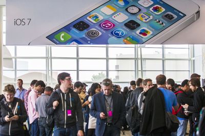 Programvarehus som ikke prioriterer mobil framfor pc vil falle akterut, spår Cyrus Mewawalla. Bildet er fra presentasjonen av iOS7 på Apples utviklerkonferanse 10. juni.