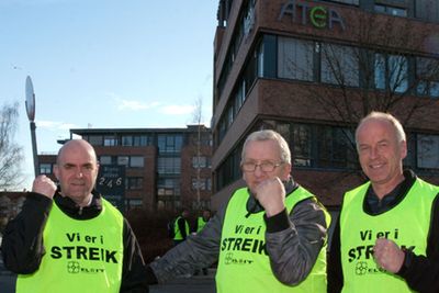 De El- og IT organiserte i Atea streiker for å tvinge IT-selskapet til å innføre tariffavtale. Tirsdag gikk flere hundre fagforeningskollegaer ut i sympatistreik. Bildet er tatt for en uke siden. Ingen av de tre på bildet ville ha navnet sitt i avisen. 