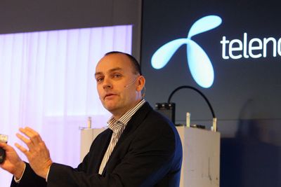 Telenor Norges sjef for bedriftsmarkedet, Bjørn Ivar Moen, varsler en ny strategi for å få rullet ut fiber til norske bedrifter. Er det et minimum av kundegrunnlag så vil Telenor bygge ut. Og det haster: Innen 2017 håper Telenor å kunne skru av kobbernettet. 