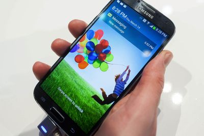 Samsungs nye flaggskip, Galaxy S4, har brukt halve tiden å nå 10 millioner solgte enn sin forgjenger. 